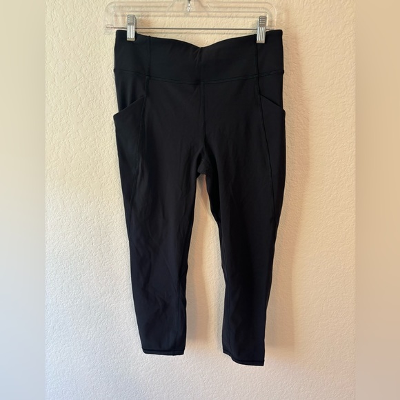 BLACK LULULEMON SIZE 8 HIGH RISE CROP RUNNING TIGHTS WITH POCKETS - Picture 2 of 5